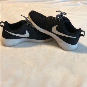 Nike Roshe Ones size 7!